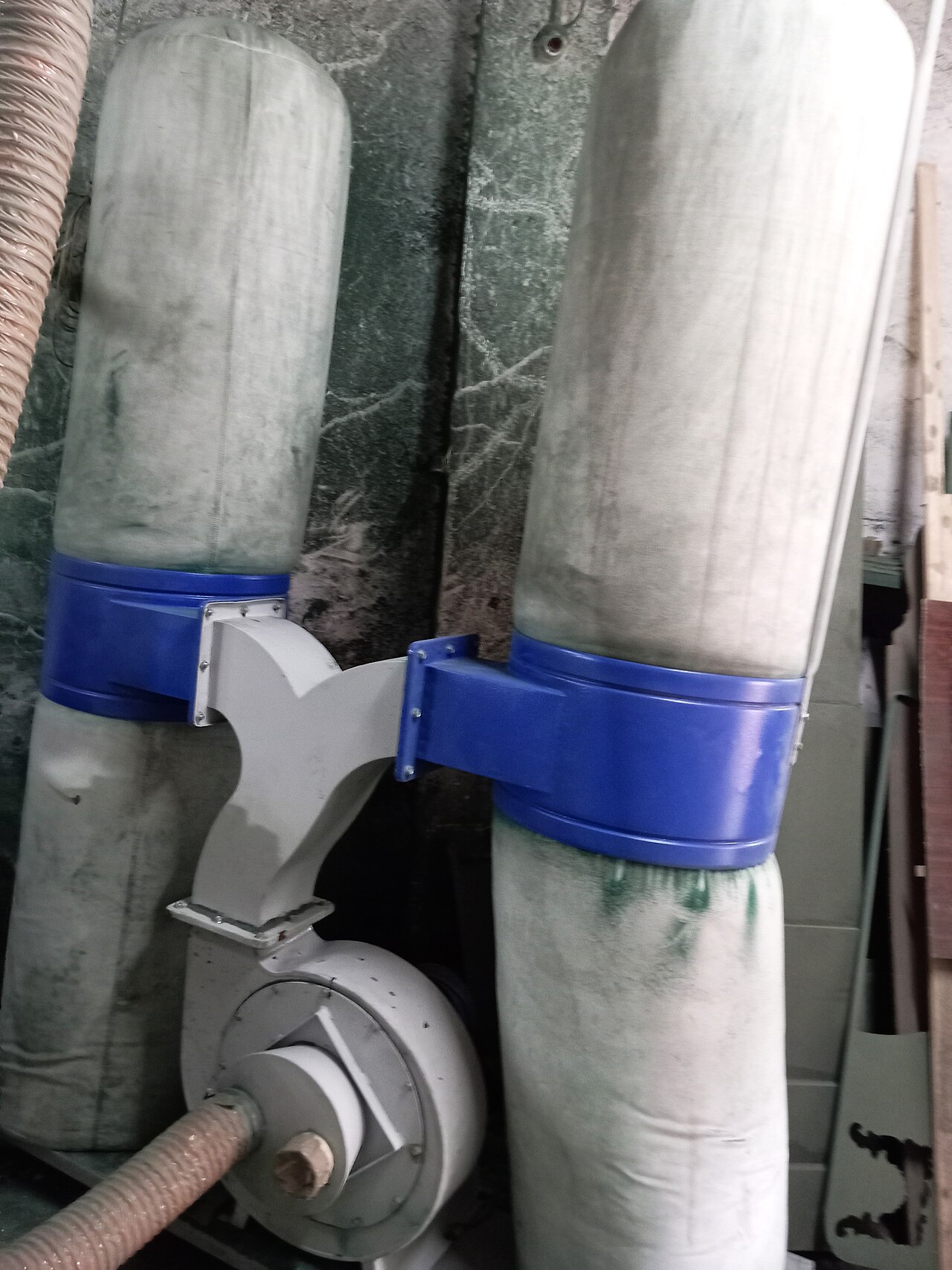 Späneabsaugung mit Filtersäcken in einer Werkstatt
