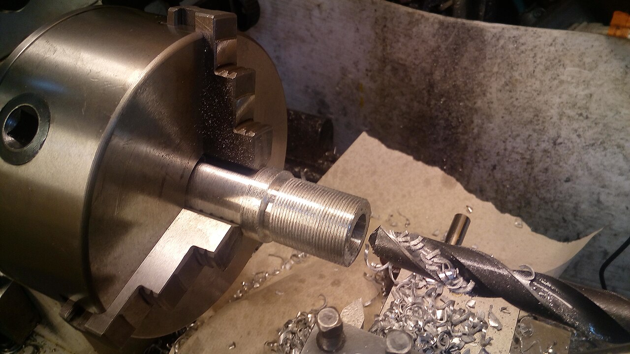 Bohren eines im Drehfutter eingespannten Metallstücks